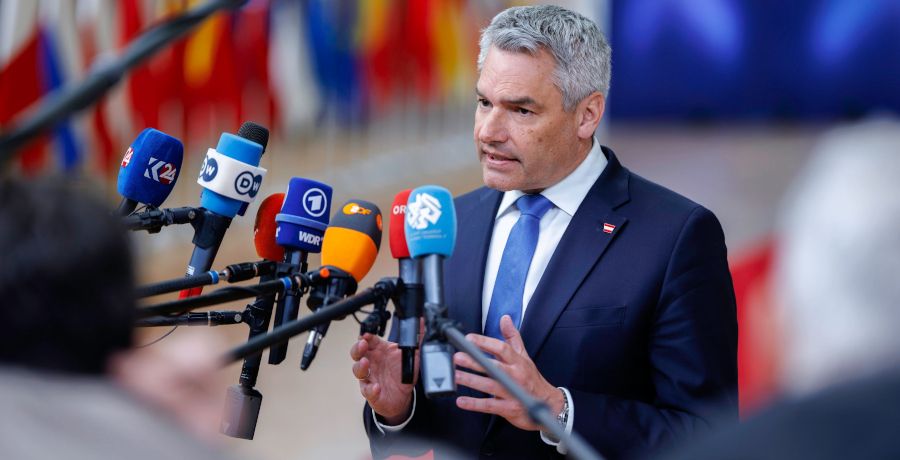 EU-Gipfel der Staats- und Regierungschefs: Bundeskanzler Nehammer steht bei einem Interview vor Mikrofonen